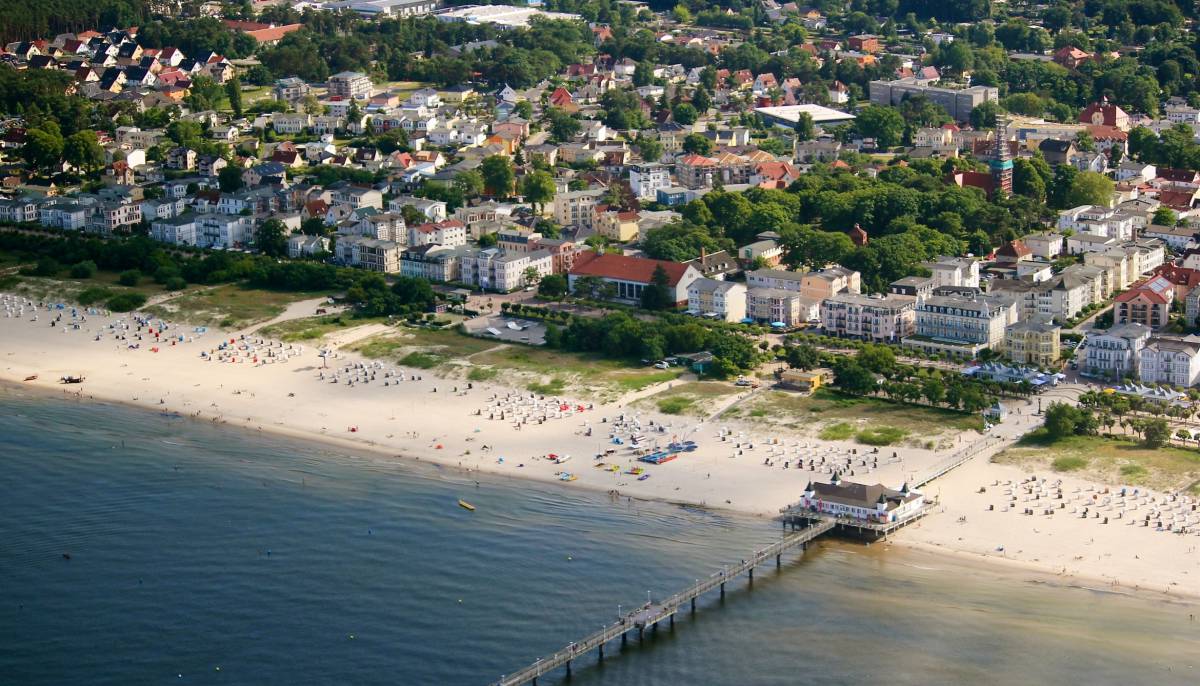 Luftaufnahme von Ahlbeck auf Usedom mit Seebrücke, Strandkörben und historischer Bäderarchitektur am Ostseestrand