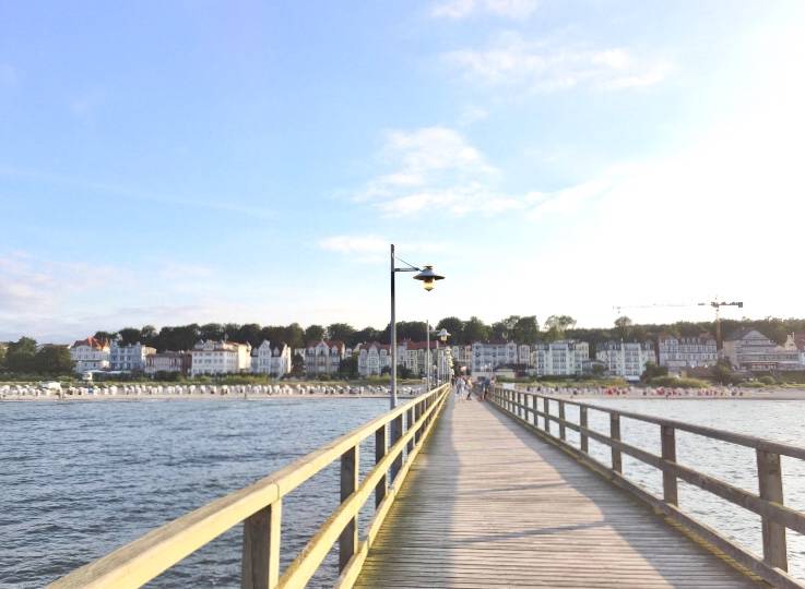Holzseebrücke in Bansin auf Usedom mit Blick auf die Strandpromenade und die historischen Villen