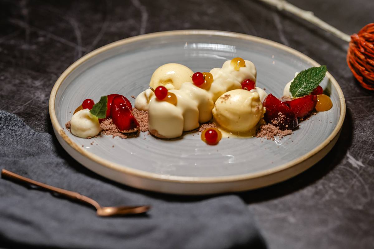 Cremige Nougatmousse mit weißer Schokolade an fruchtigem Kalamansi-Sorbet, Frischkäse und eingelegten Pflaumen in der Düne 48