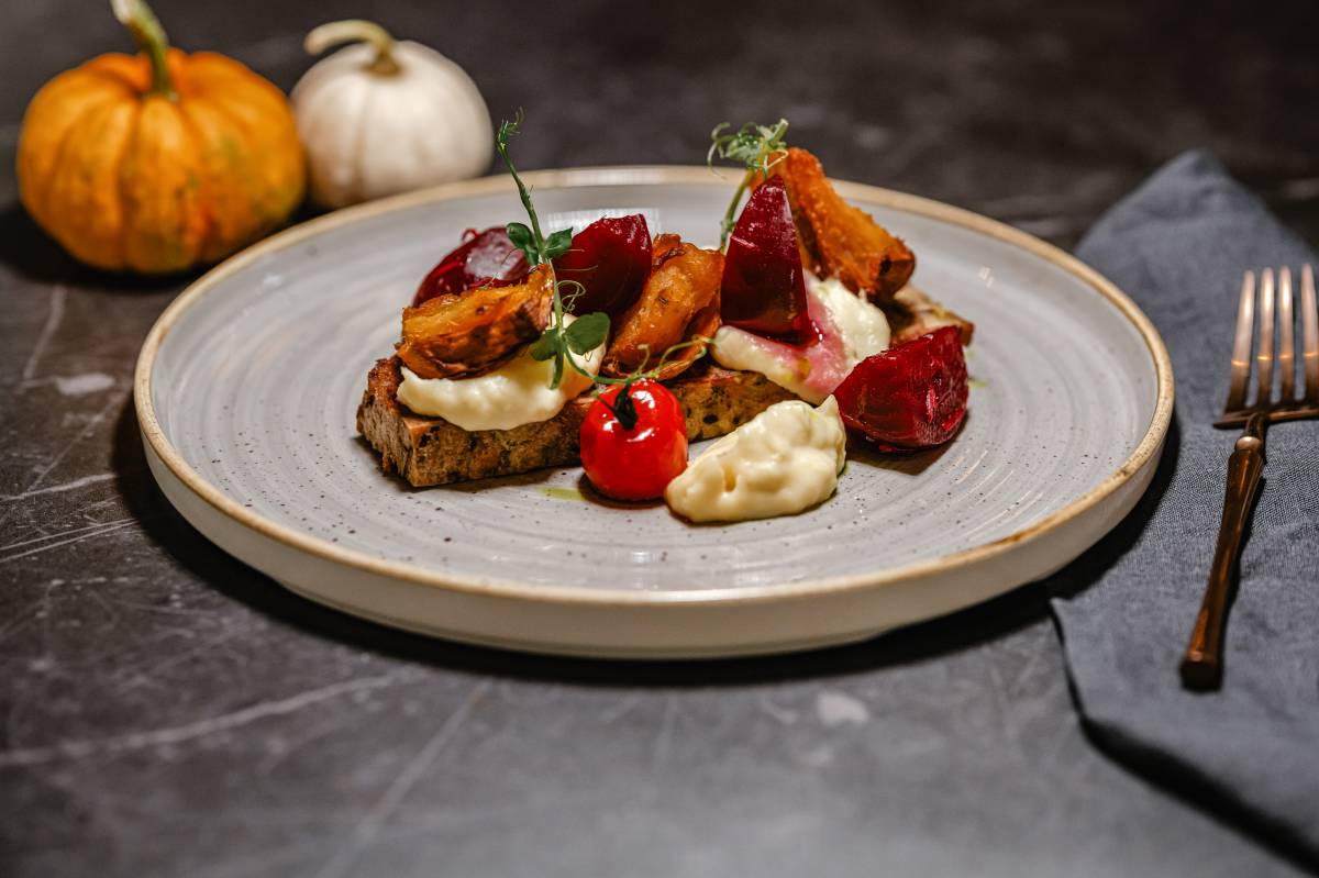 Gebratener Serviettenknödel mit Ofengemüse, Rote Bete und cremiger Sauce – modern angerichtet im Restaurant DÜNE 48 im DAS AHLBECK HOTEL & SPA