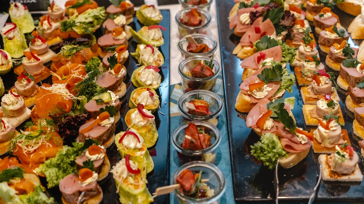 Auswahl an festlich angerichteten Canapés und Fingerfood im Das Ahlbeck Hotel & Spa****s