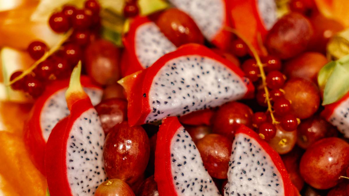 Frische Obstauswahl mit Drachenfrucht, Trauben und Johannisbeeren im Das Ahlbeck Hotel & Spa****s