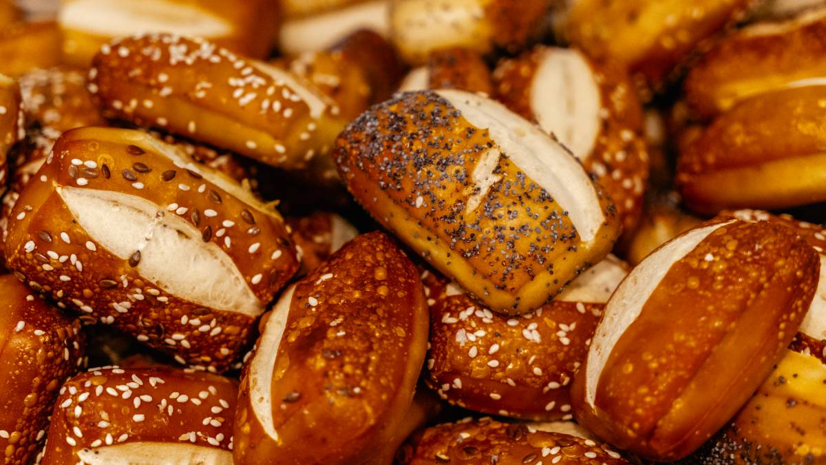 „Frische Brötchen mit Sesam und Mohn aus der hauseigenen Bäckerei DER AHLBÄCKER im Das Ahlbeck Hotel & Spa****s