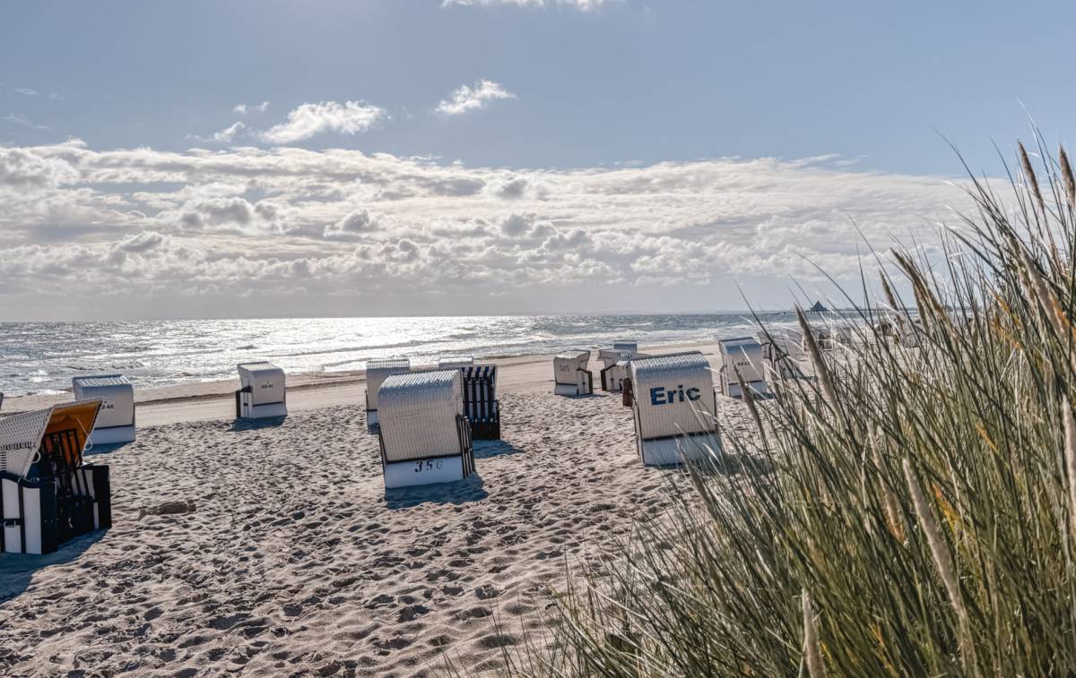 Strandkörbe am Ostseestrand auf Usedom mit Blick durch die Dünen auf Meer und Himmel