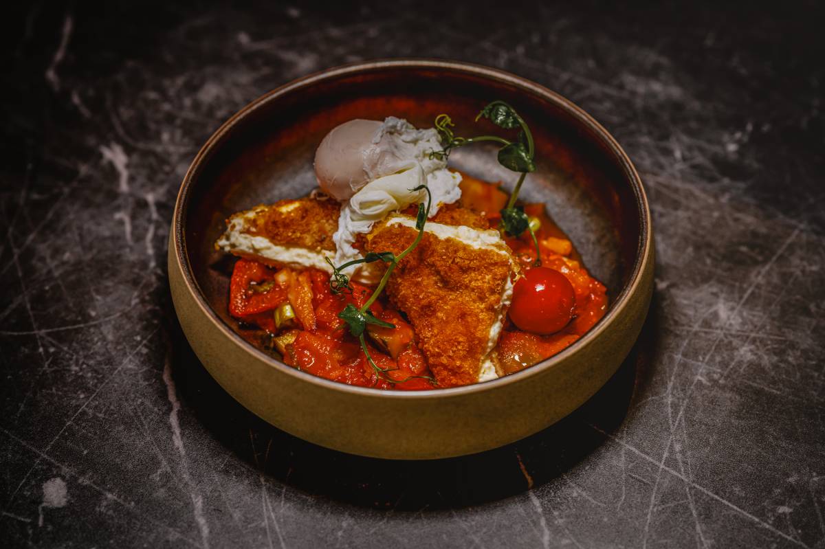 Gebackener Feta, pochiertes Ei, mediteranes Gemüseragout, frische Kräuter im Restaurant DÜNE 48