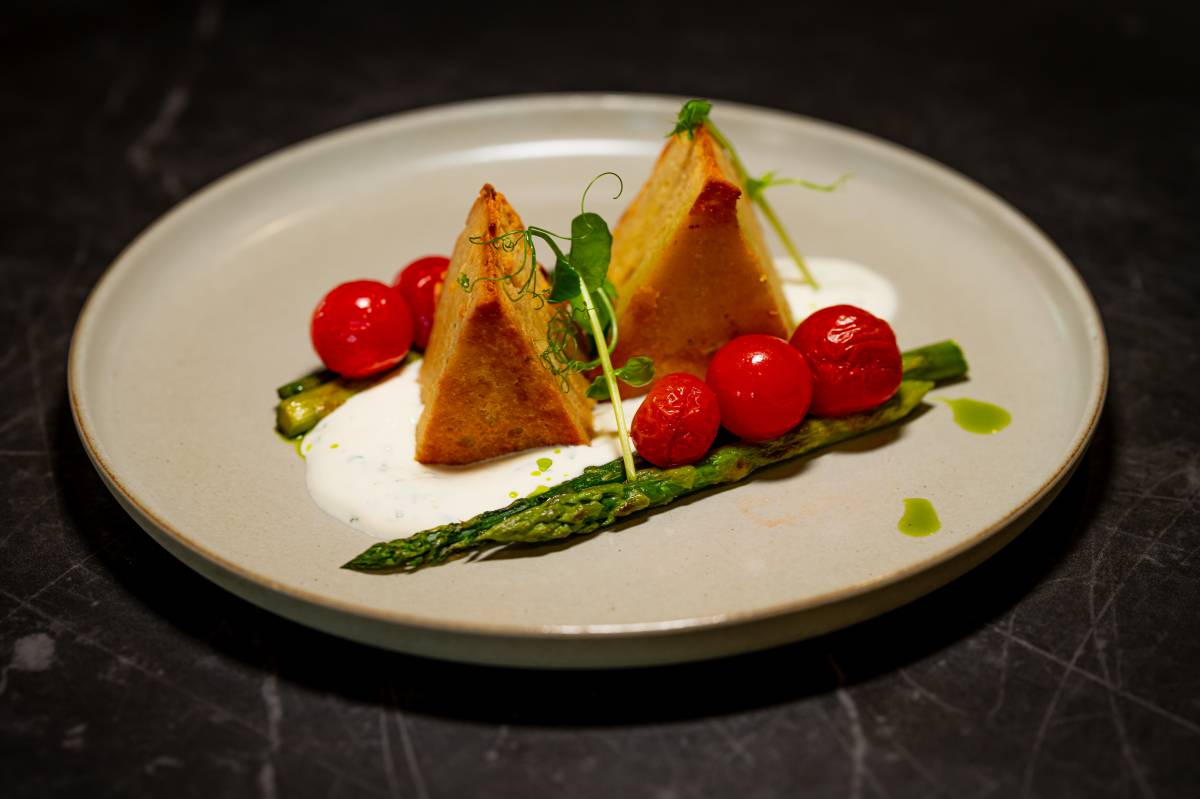 Kartoffel-Gorgonzola-Törtchen mit Joghurtsauce, grüner Spargel, geschmolzene Tomaten im Restaurant DÜNE 48