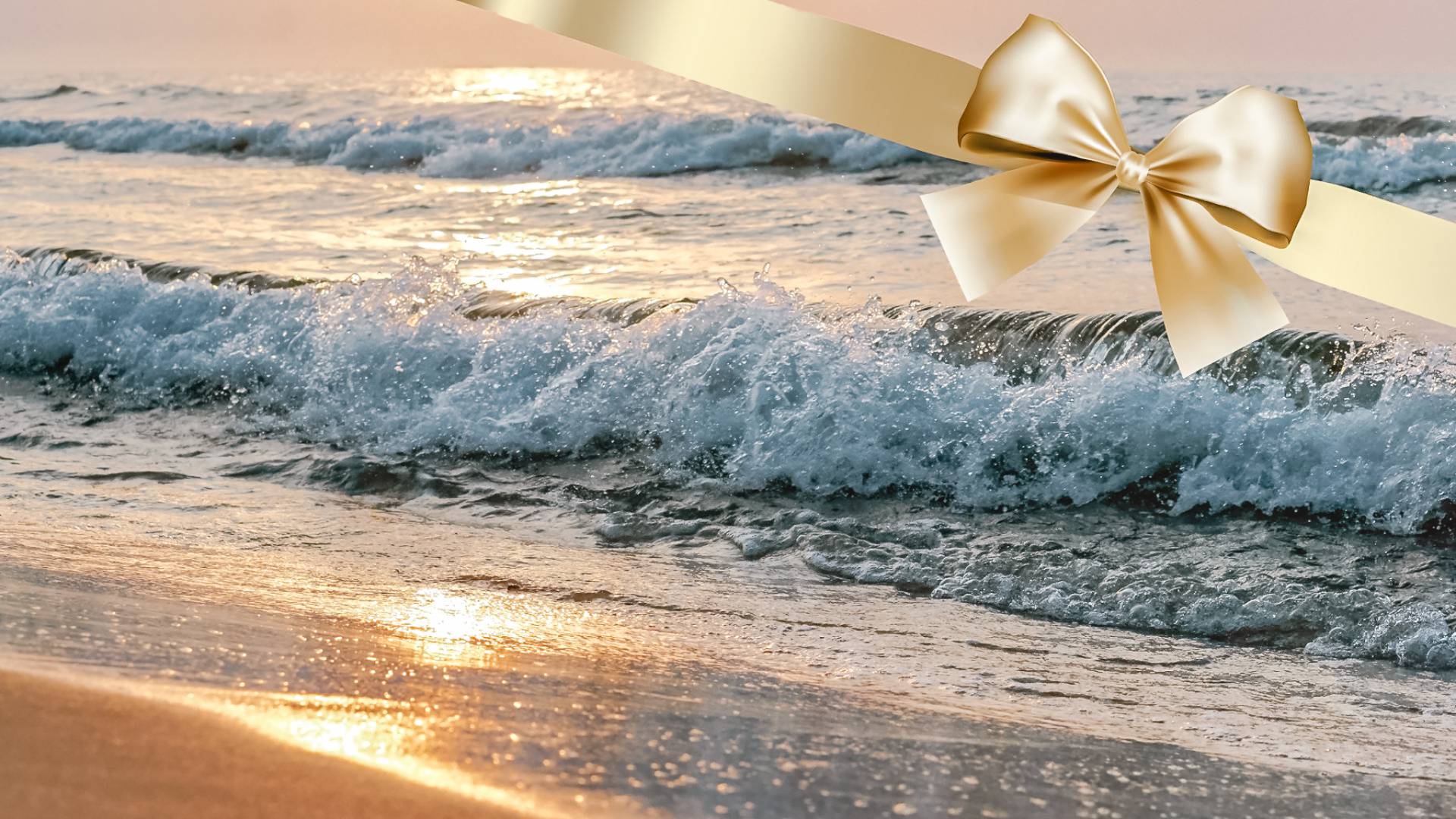 Ostseewellen im Abendlicht mit goldener Schleife als Symbol für einen Wertgutschein des Das Ahlbeck Hotel & Spa****s
