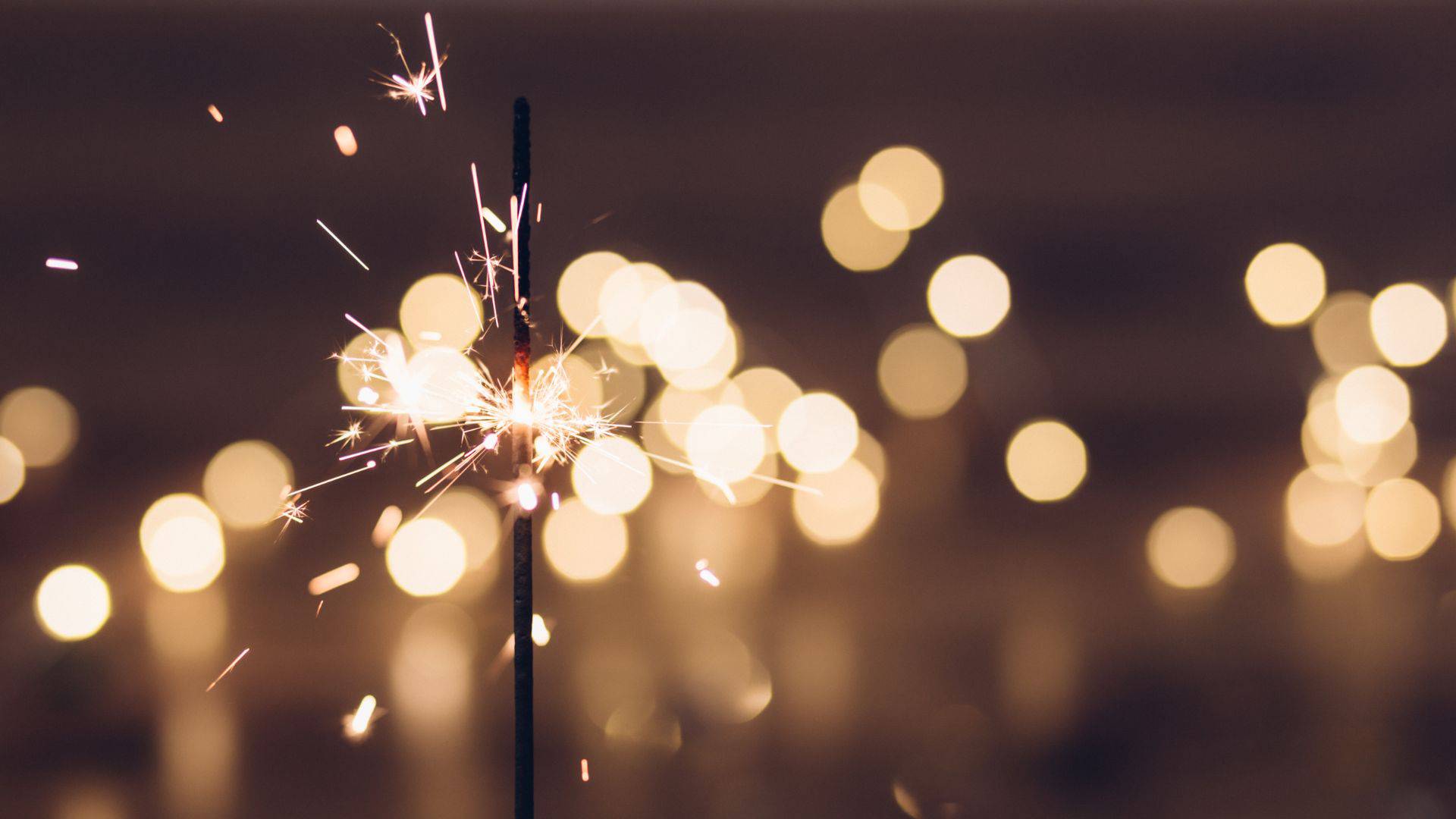 Stimmungsvolle Wunderkerze mit warmen Lichtern im Hintergrund für die Feiertage im Das Ahlbeck Hotel & Spa****s