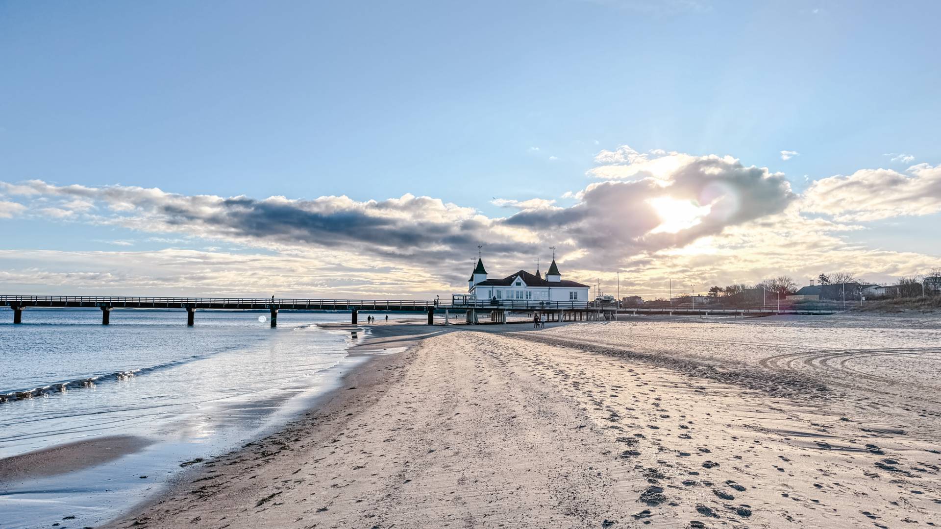 Seebrücke in Ahlbeck auf Usedom bei Sonnenschein – jetzt den Newsletter abonnieren