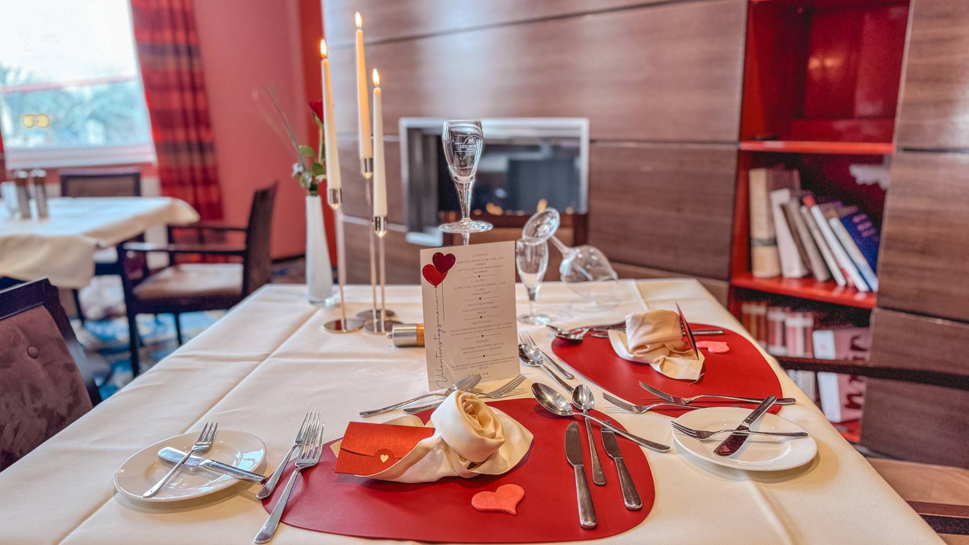 Romantisch gedeckter Tisch zum Valentinstag im Das Ahlbeck Hotel & Spa mit Kerzen, Menükarte und festlicher Dekoration