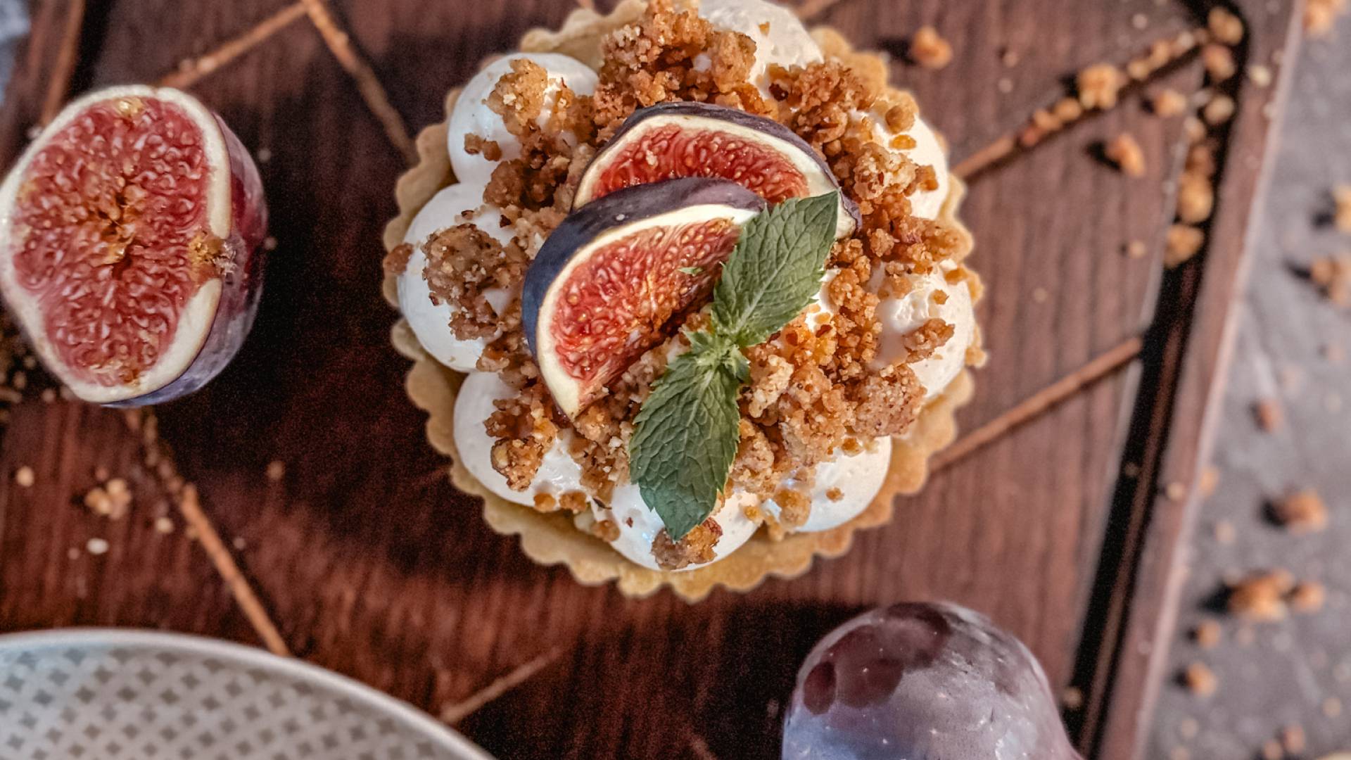 Tartelette mit Apfel, Crunch und Feigendekoration