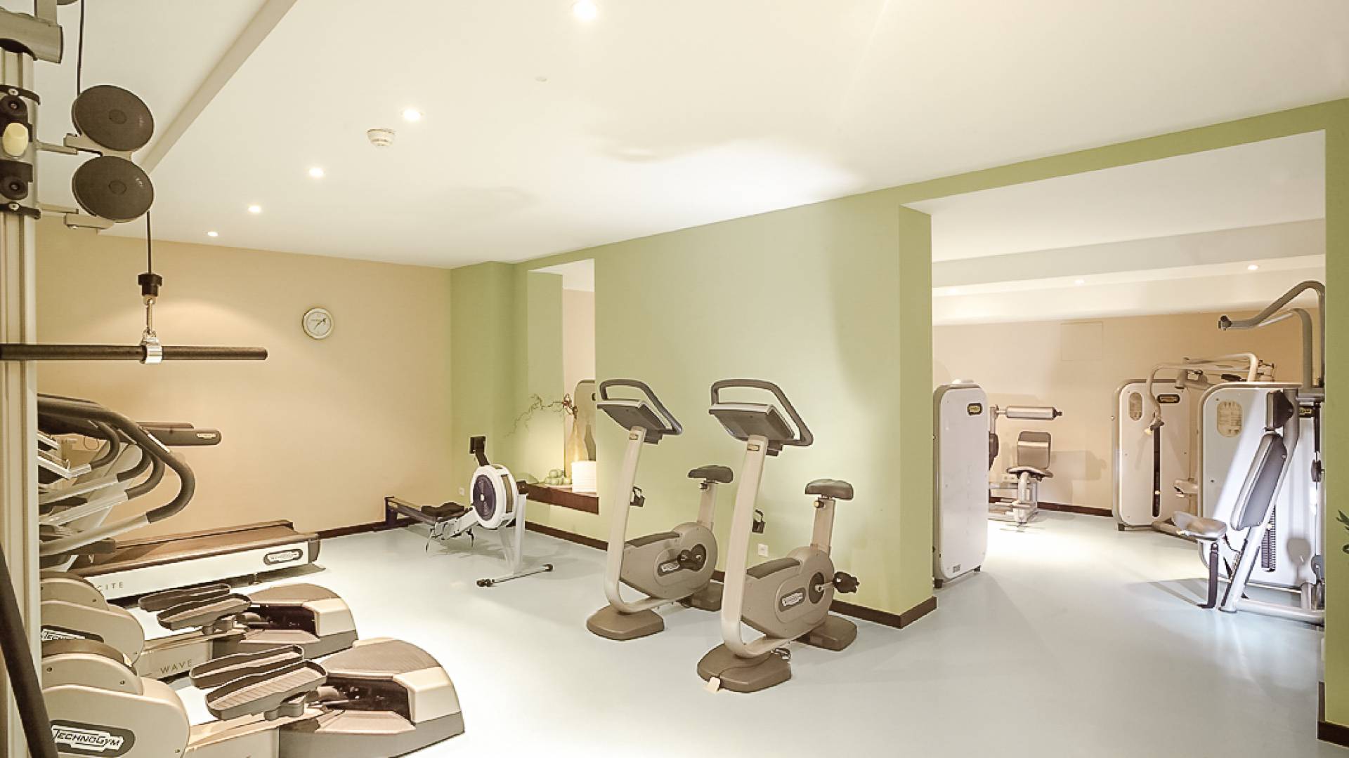 Fitnessraum im Day SPA des Das Ahlbeck Hotel & Spa auf Usedom mit Cardiogeräten und Trainingsstationen