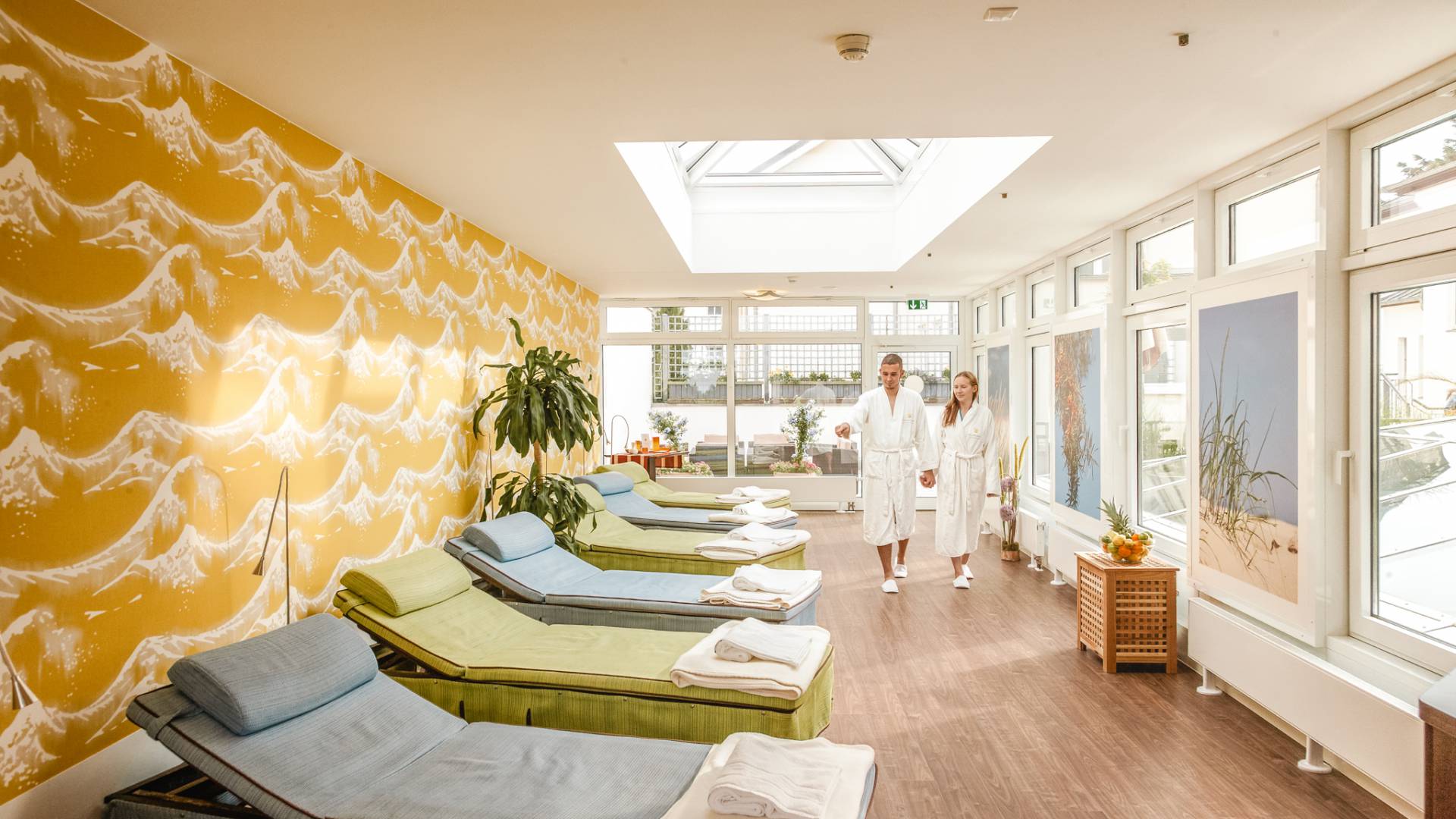Ruheraum im Familien SPA des Das Ahlbeck Hotel & Spa auf Usedom mit Relaxliegen und Tageslicht