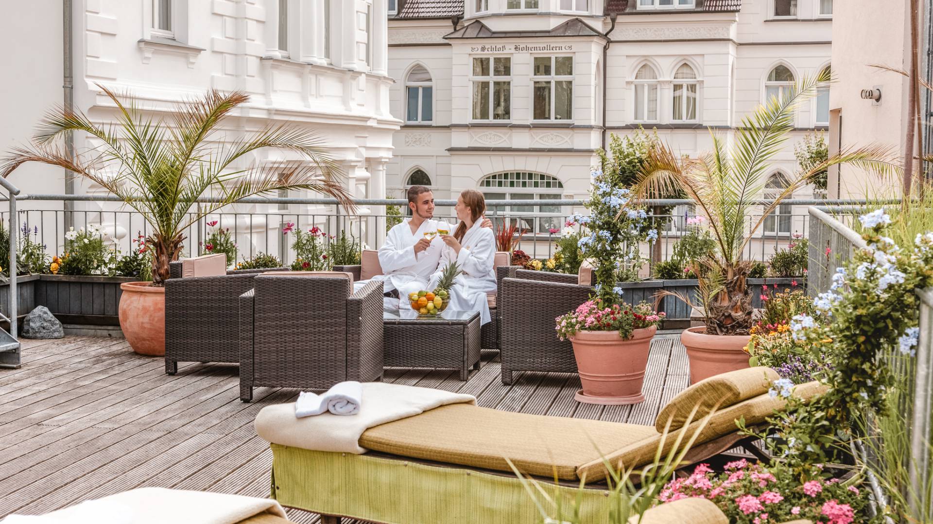 Sonnendeck im Familien SPA des Das Ahlbeck Hotel & Spa auf Usedom mit Liegen und Sitzbereich im Freien