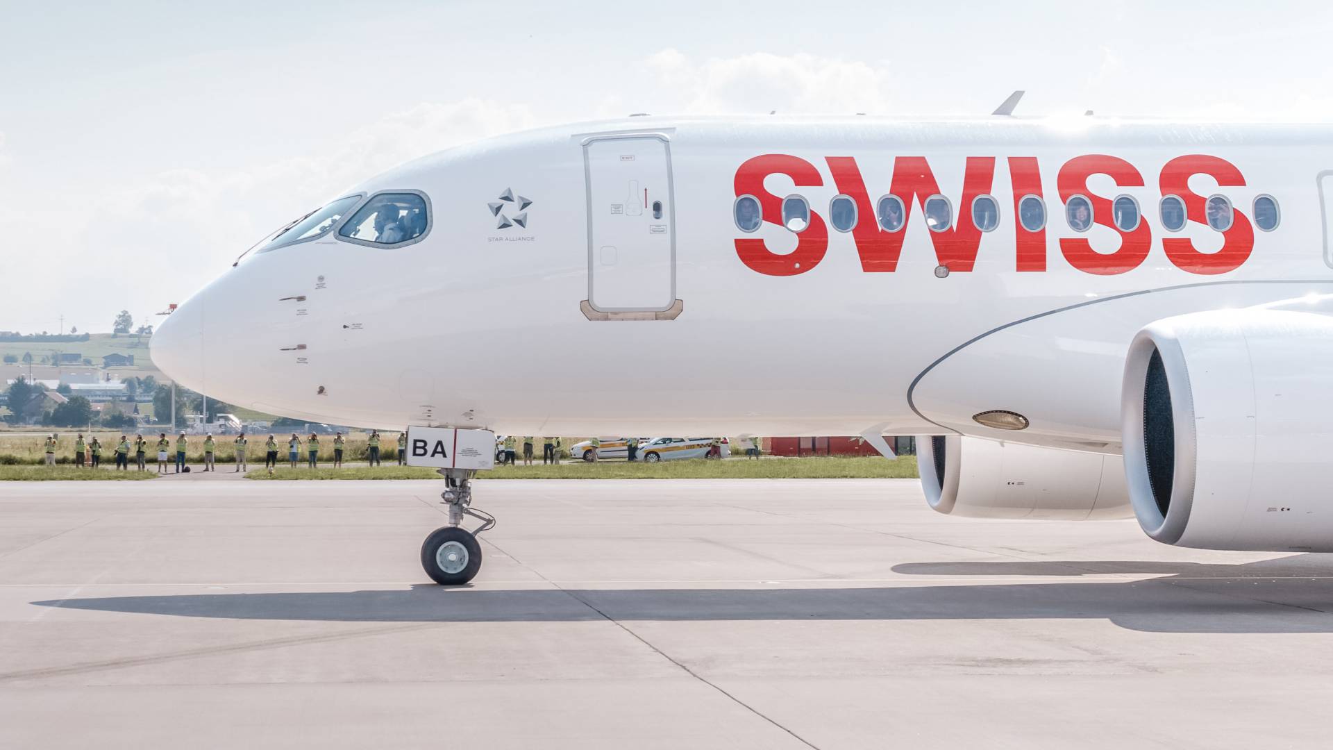 Flugzeug der SWISS Airlines auf dem Rollfeld – komfortabel nach Usedom anreisen