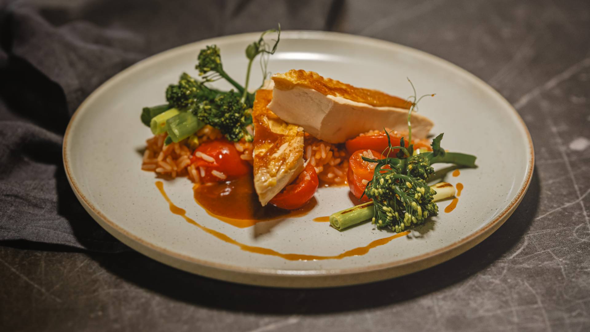 sous-vide-gegarte-maishaehnchenbrust-auf-mediterraneem-tomatenreis-in-butter-geschwenkte-bimi-und-feinen-lauchzwiebeln in der Düne 48