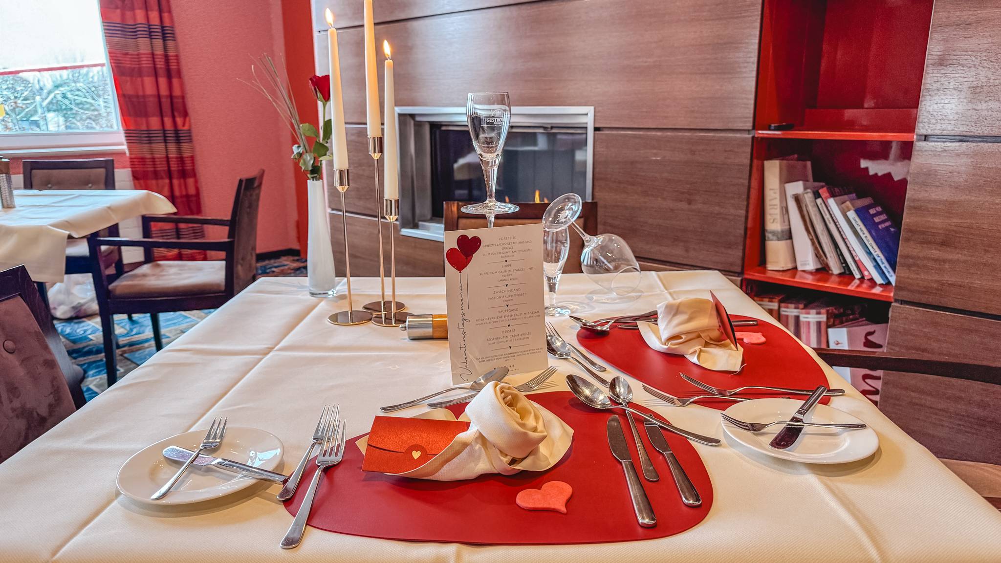 Romantisch gedeckter Tisch mit Kerzen, Rosen für Candle Light Dinner im DAS AHLBECK HOTEL & SPA.