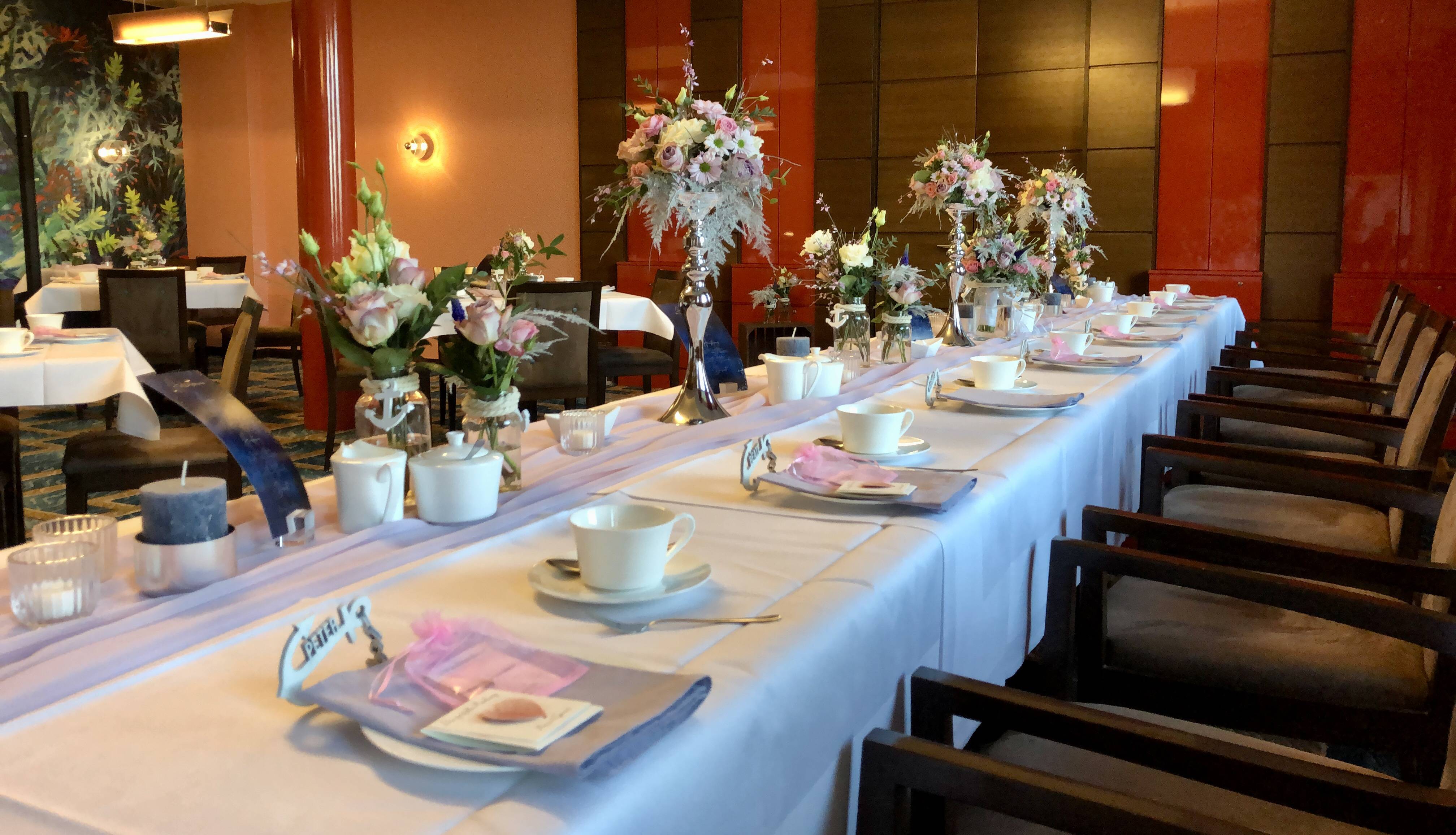 Festlich gedeckte Banketttafel mit floraler Dekoration und Kaffeegeschirr für Veranstaltungen im Das Ahlbeck Hotel & Spa****s