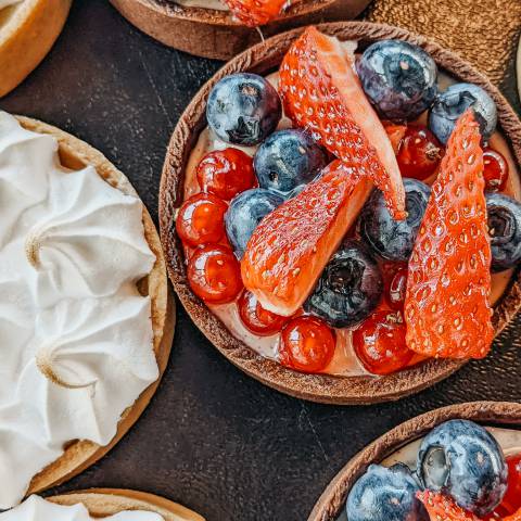 Frische Tartelette mit Erdbeeren, Blaubeeren und roten Johannisbeeren als Dessert im DAS AHLBECK HOTEL & SPA auf Usedom