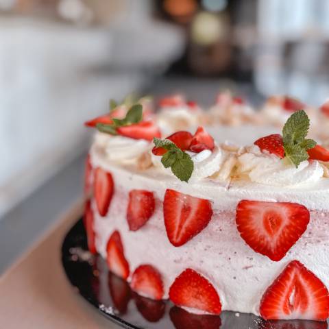 Erdbeer-Sahne-Torte vom DER AHLBÄCKER – luftige Sahnetorte mit frischen Erdbeeren und feinem Biskuit