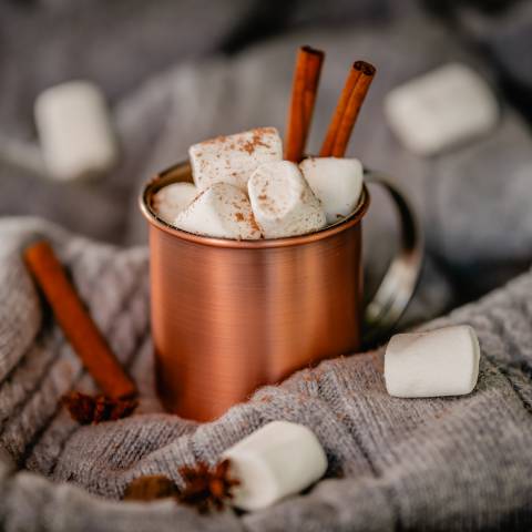 Heiße Schokolade mit Marshmallows und Zimtstangen in einer Kupfertasse im DAS AHLBECK HOTEL & SPA auf Usedom