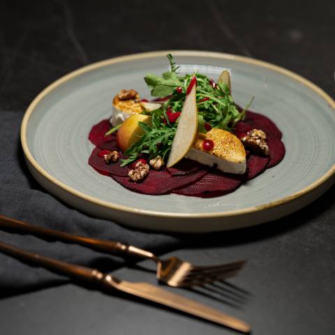 Rote-Bete-Carpaccio mit Ziegenkäse, Birne, Walnüssen und Rucola im Restaurant Düne 48 im DAS AHLBECK HOTEL & SPA auf Usedom