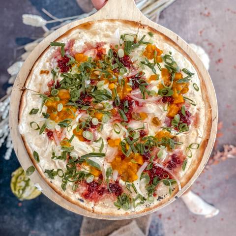 Frisch belegter Flammkuchen mit Frühlingszwiebeln, Zwiebeln und buntem Gemüse in Günter’s Bar im DAS AHLBECK HOTEL & SPA auf Usedom