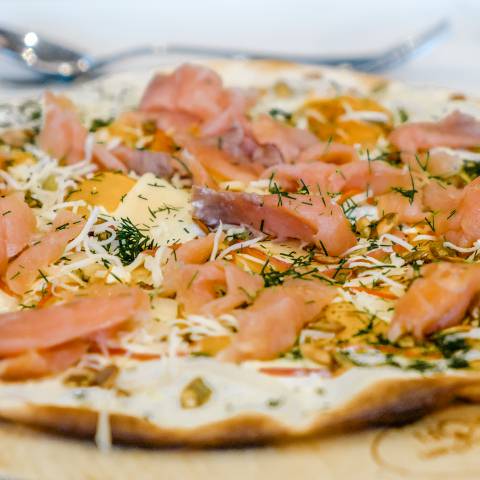 Knuspriger Flammkuchen mit Räucherlachs, feiner Creme und frischen Kräutern im Günter’s im DAS AHLBECK HOTEL & SPA