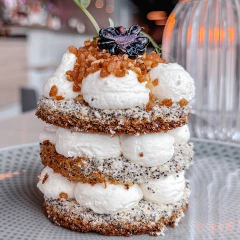 Mohntörtchen vom DER AHLBÄCKER – feine Mohnböden mit cremiger Füllung und knusprigem Topping, dekorativ geschichtet