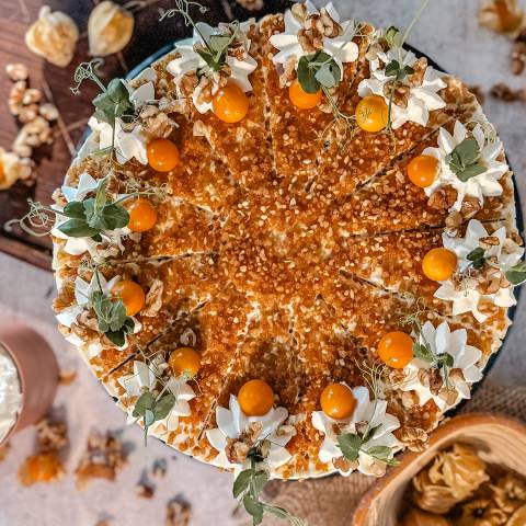 Karotte-Walnuss-Torte vom DER AHLBÄCKER – saftige Rüblitorte mit cremigem Topping, Walnüssen und Physalis dekoriert
