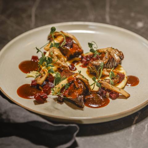 geschmorte-kalbsbacke-an-feinem-kartoffelmousseline-eingelgter-rote-bete-und-gebratenen-austernpilzen in der Düne 48