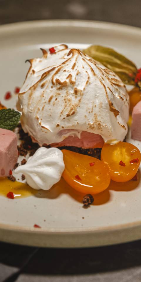 geflaemmter-schnee-geflaemmtes-aperol-himbeerparfait-mit-zwergorangenragout in der DÜNE 48