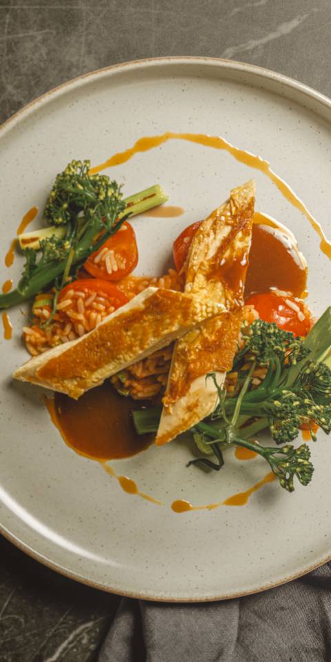 sous-vide-gegarte-maishaehnchenbrust-auf-mediterraneem-tomatenreis-in-butter-geschwenkte-bimi-und-feinen-lauchzwiebeln in der Düne 48