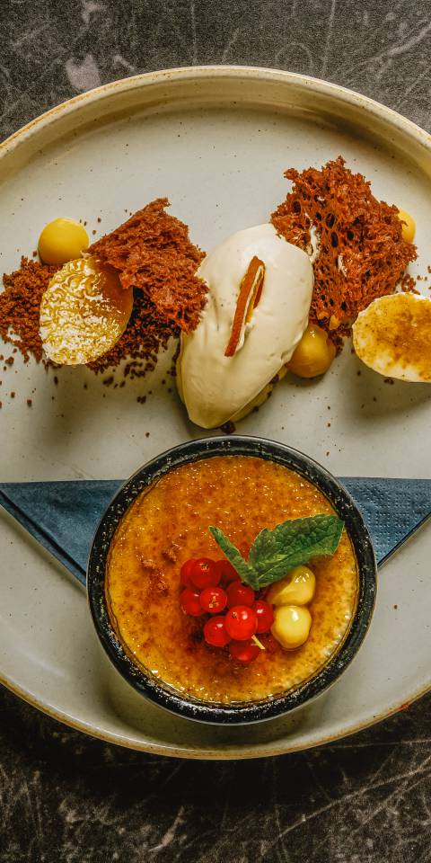 Banana Split Modern mit Bananen Créme Brûlée, Schokoschwamm, Zitronengel, Nussei im Restaurant DÜNE 48