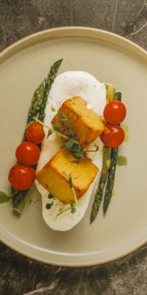 Kartoffel-Gorgonzola-Törtchen mit Joghurtsauce, grüner Spargel, geschmolzene Tomaten im Restaurant DÜNE 48