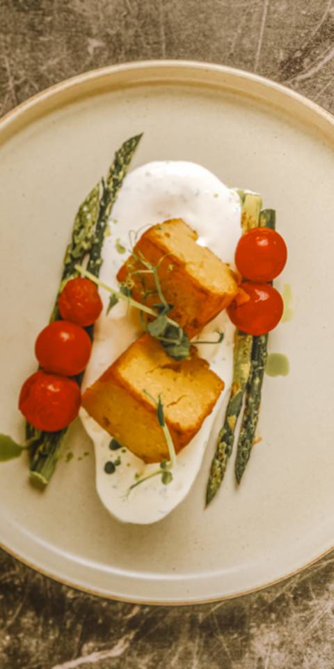 Kartoffel-Gorgonzola-Törtchen mit Joghurtsauce, grüner Spargel, geschmolzene Tomaten im Restaurant DÜNE 48