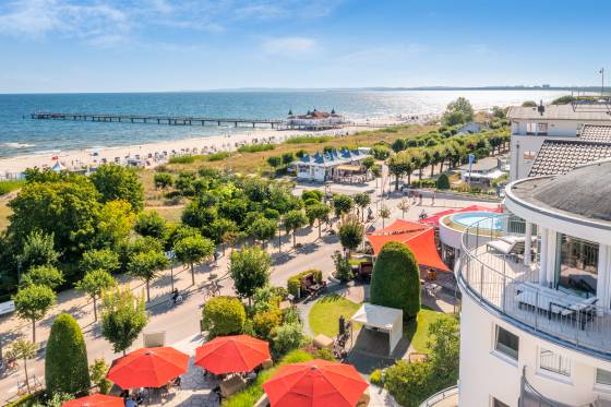 Luftaufnahme des Das Ahlbeck Hotel & Spa****s an der Promenade mit Blick auf Strand und Seebrücke Ahlbeck an der Ostsee