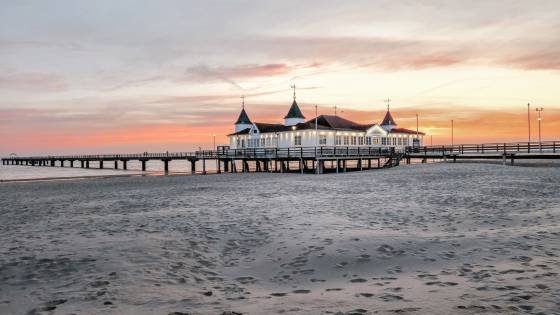Seebrücke Ahlbeck bei Sonnenuntergang am Strand an der Ostsee auf Usedom