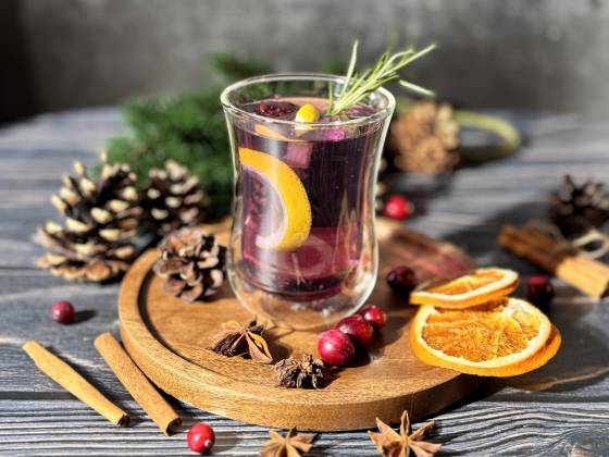 Holunderlavendelpunsch mit winterlicher Dekoration