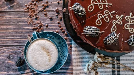 Schokoladentorte und Cappuccino