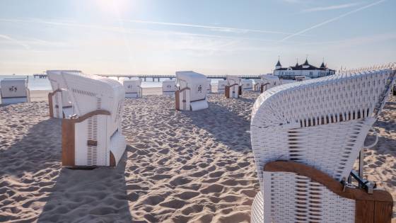 Strandkörbe am Strand im Seebad Ahlbeck mit der Ostsee und der Ahlbecker Seebrücke im Hintergrund