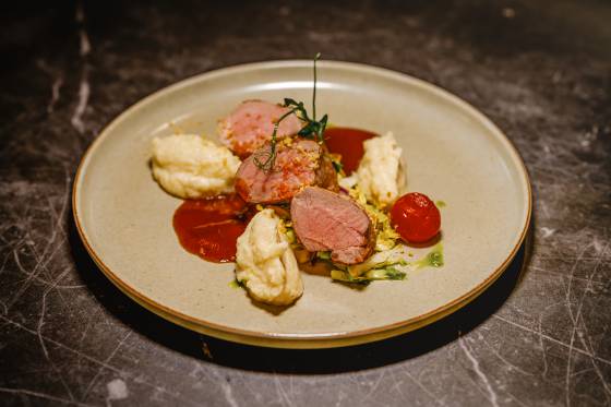 Filet vom Duroc Schwein mit Dijon-Senfsauce, fermentiertem Spitzkohl, Selleriepüree, Crunch im Restaurant DÜNE 48
