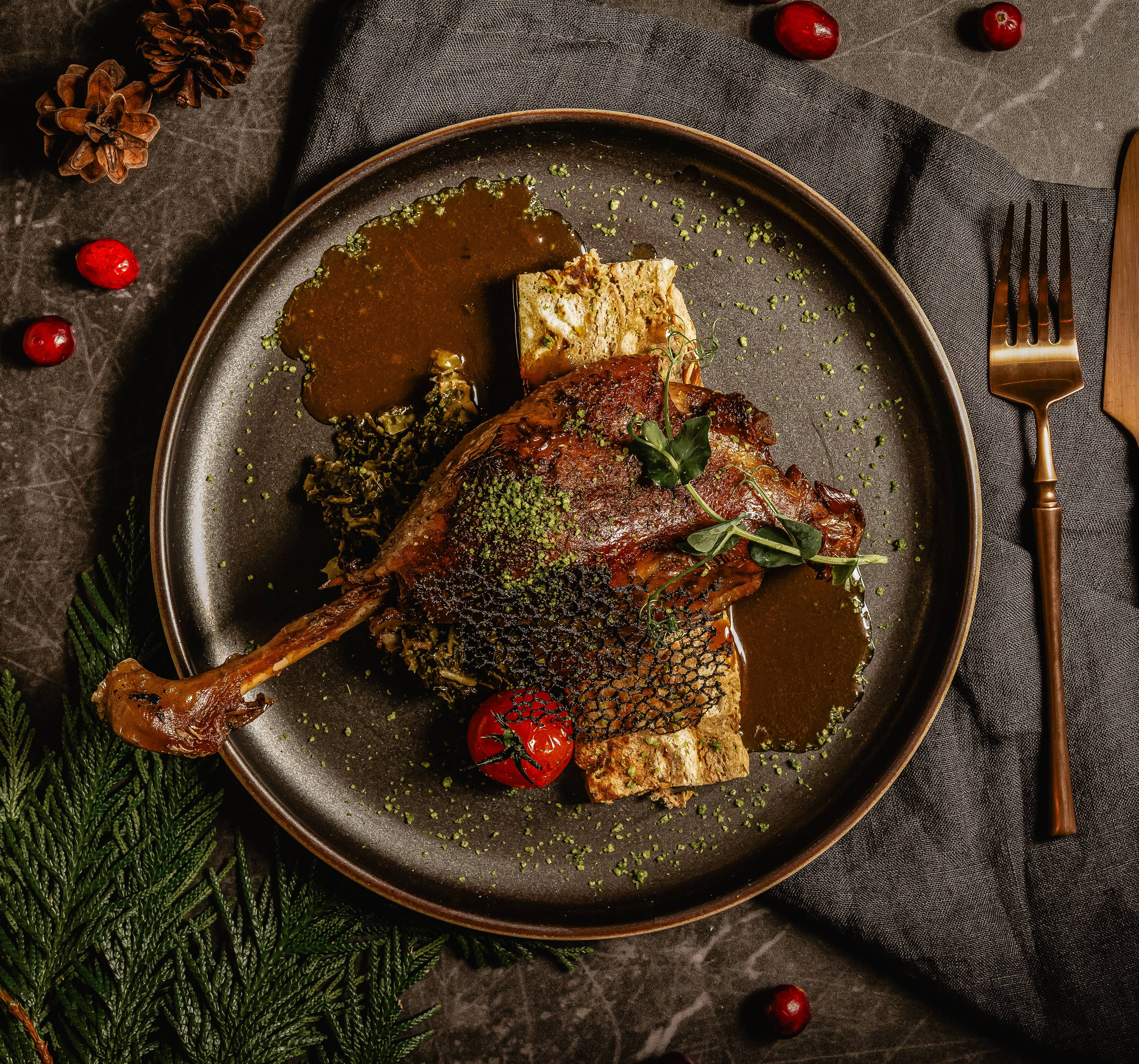 Geschmorte Gänsekeule mit Sauce als edles Gourmetgericht im Restaurant Düne 48