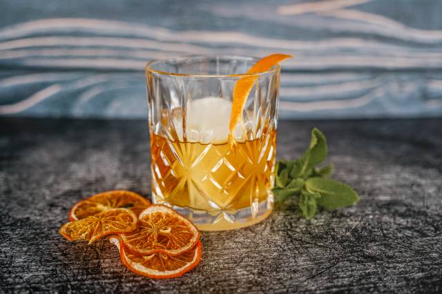 Old Fashioned Cocktail mit Orangenzeste in Günter’s Bar im DAS AHLBECK HOTEL & SPA