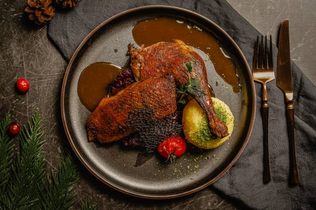 Brust und Keule von der Ente im Restaurant DÜNE 48 im DAS AHLBECK HOTEL & SPA