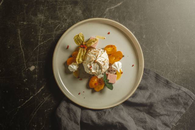 DE geflaemmter-schnee-geflaemmtes-aperol-himbeerparfait-mit-zwergorangenragout in der DÜNE 48