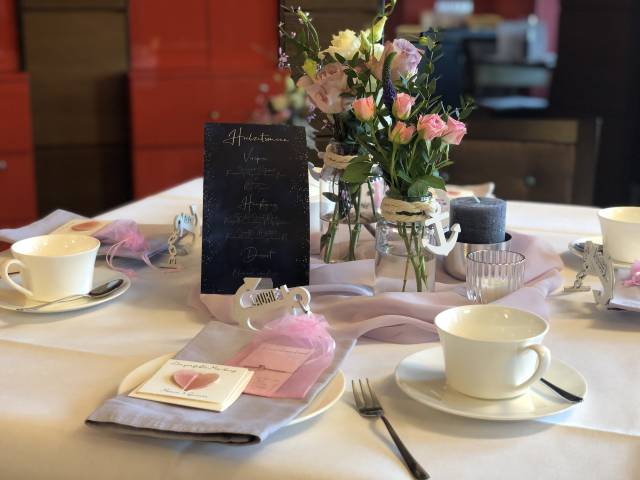 Festlich dekorierter Hochzeitstisch mit Blumen, Geschirr und Menükarte im Das Ahlbeck Hotel & Spa****s auf Usedom