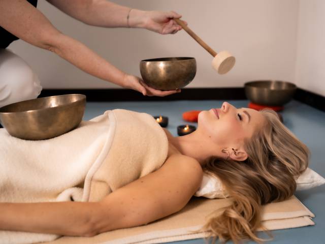 Entspannungsanwendung „Einklang in den Morgen“ mit Klangschalen im SPA de luxe des Das Ahlbeck Hotel & Spa****s