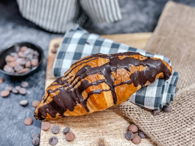 Frisches Schokocroissant vom DER AHLBÄCKER – butterzartes Croissant mit feiner Schokoladenglasur