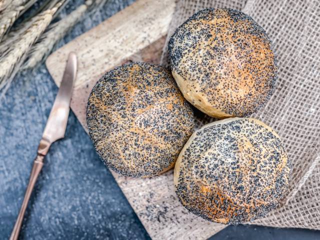 Frische Mohnbrötchen vom DER AHLBÄCKER, goldbraun gebacken und großzügig mit feinem Mohn bestreut